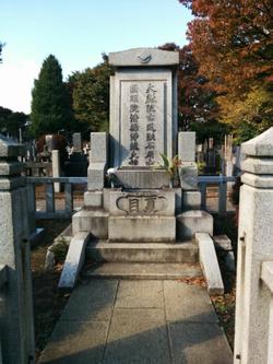 The grave of Natsumi Souseki at Zoushigaya cemetery.